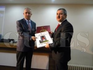 Fatsa Belediye Bakan Hseyin Anlayan le Halk ktphanesine, Kitap seti hediye etti