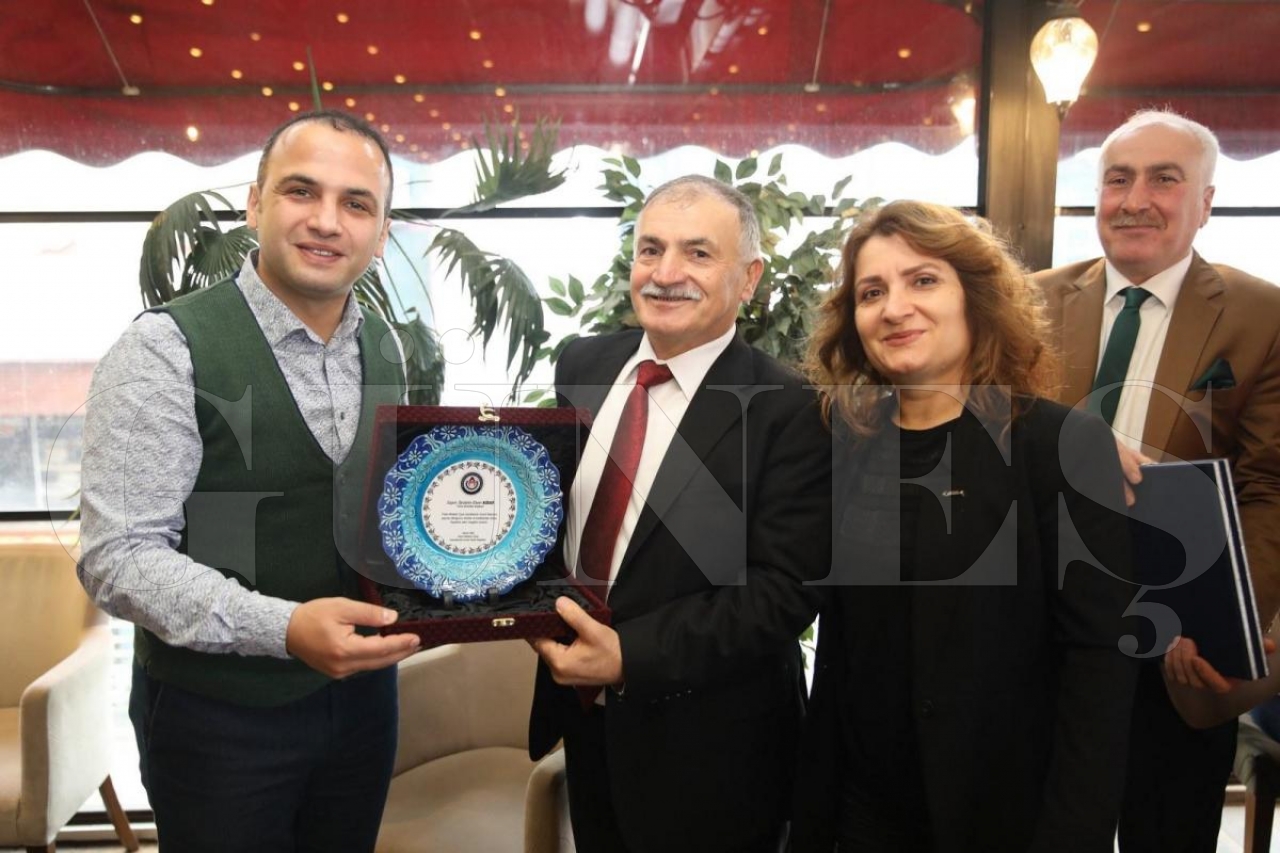 BAŞKAN KİBAR BAYAN KUAFÖRLERİ İLE BİR ARAYA GELDİ Güneş Gazetesi