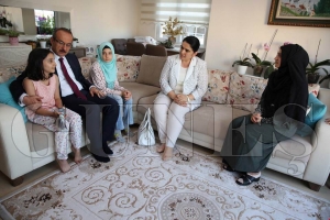 Vali Yavuz, ei ile birlikte ehit ailelerine ziyarette bulundu