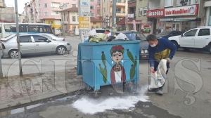 Çöp konteynerleri virüs tehlikesine karşı ilaçlanıyor Çöp konteynerleri virüs tehlikesine karşı ilaçlanıyor
