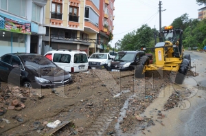 Fatsada iyerlerini su bast, aalar ve elektirik direkleri devrildi