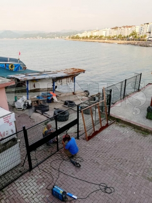 Balıkçı çekeği tellerle çevrildi Balıkçı çekeği tellerle çevrildi