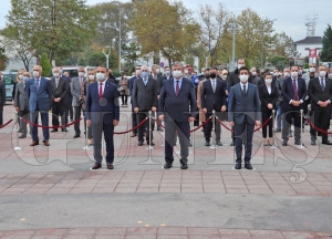Ulu Önder Mustafa Kemal Atatürk, ölümünün 82. Yıldönümü'nde törenle anıldı Ulu Önder Mustafa Kemal Atatürk, ölümünün 82. Yıldönümü'nde törenle anıldı