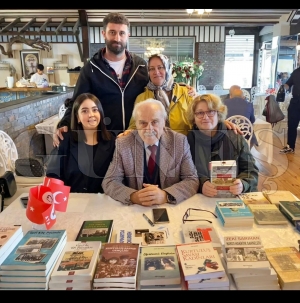 Zeki Sar�han, kitaplar�n� Fatsa�da imzalad�