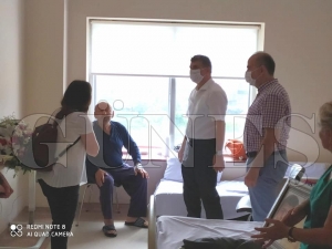 Şehit babasını ziyaret ettiler Şehit babasını ziyaret ettiler