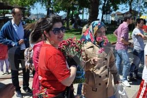 ANNELERE KARANFİL DAĞITILDI ANNELERE KARANFİL DAĞITILDI