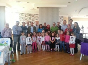 Öğretmene Minik Öğrencilerinden Sürpriz Öğretmene Minik Öğrencilerinden Sürpriz