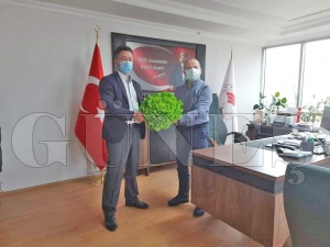 Müdüre marul hediye etti Müdüre marul hediye etti