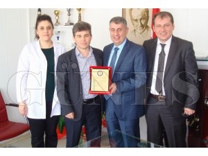 SAĞLIK-SEN’DEN BAŞHEKİM ERİŞMİŞ’E PLAKET SAĞLIK-SEN’DEN BAŞHEKİM ERİŞMİŞ’E PLAKET
