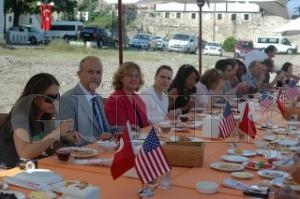 AMERKALILAR KARADENZDE BALIK TUTTU...