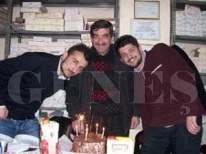 MUHABRMZ AHMET ALTAY 25. YA GNN  ARKADALARI LE PASTA KESEREK KUTLADI