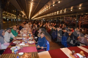 Fatsal dev adamlar yemekte bulutu