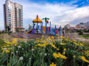 Fatsa Belediyesi, yeşil alan sayısını artırarak çocuklara güvenli parklar yapıyor Fatsa Belediyesi, yeşil alan sayısını artırarak çocuklara güvenli parklar yapıyor