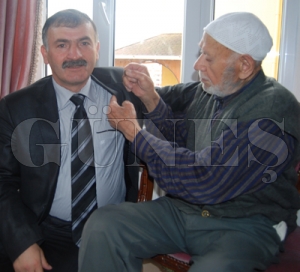 Madeni Eşya Sanatkarları Derneği Başkanı Ayhan Baş, kurucu üye bakırcı ustası Meti Usta'yı (Meti Özcan) ziyaret ederek hayır duasını aldı Madeni Eşya Sanatkarları Derneği Başkanı Ayhan Baş, kurucu üye bakırcı ustası Meti Usta'yı (Meti Özcan) ziyaret ederek hayır duasını aldı