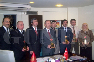 Çınar Tıp Merkezinden Kaymakama ve FATSO Meclis Başkanı Tanrıkulu'na Plaket Çınar Tıp Merkezinden Kaymakama ve FATSO Meclis Başkanı Tanrıkulu'na Plaket