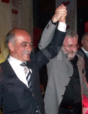 ONUR AKIN VE MEHMET GÜMÜŞ'ÜN KONSER VERDİĞİ CHP GECESİNDE HEP BİR AĞIZDAN SİNAN TUNCAY TÜRKÜSÜ SÖYLENDİ ONUR AKIN VE MEHMET GÜMÜŞ'ÜN KONSER VERDİĞİ CHP GECESİNDE HEP BİR AĞIZDAN SİNAN TUNCAY TÜRKÜSÜ SÖYLENDİ