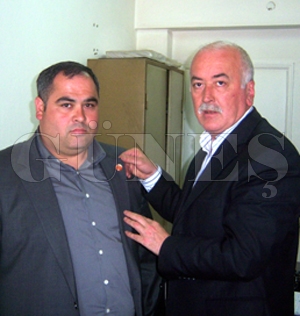 KURTULUŞ MAHALLESİ MUHTARI AHMET KOLCU MUHTARLIK ROZETİNİ TAKTI KURTULUŞ MAHALLESİ MUHTARI AHMET KOLCU MUHTARLIK ROZETİNİ TAKTI