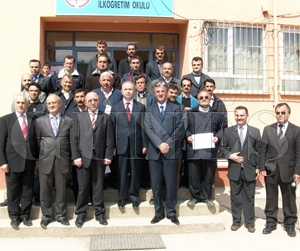 ARICILIK KURSU BİTİREN BAL ÜRETİCİLERİ BELGELERİNİ ALDILAR ARICILIK KURSU BİTİREN BAL ÜRETİCİLERİ BELGELERİNİ ALDILAR