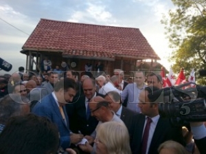 Gürcistan Cumhurbaşkanı Saakaşvili, Fatsa’da 19 Kişiye Vatandaşlık Belgesi Verdi Gürcistan Cumhurbaşkanı Saakaşvili, Fatsa’da 19 Kişiye Vatandaşlık Belgesi Verdi