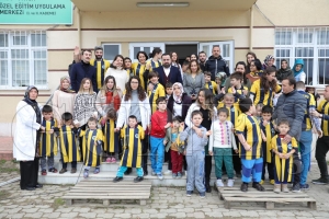 Bakan Aktepe, zel ocuklara forma hediye etti