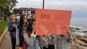 Obeziteye karşı derslerini sahilde yürüyerek işlediler Obeziteye karşı derslerini sahilde yürüyerek işlediler