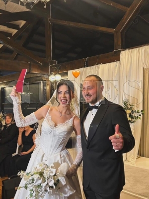 Zehra & Alihan g�rkemli d���nle evlendi