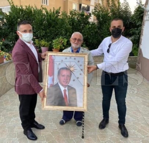 Cumhurbaşkanı Erdoğan'ın çerçeveli fotoğrafı hediye edildi” Cumhurbaşkanı Erdoğan'ın çerçeveli fotoğrafı hediye edildi”