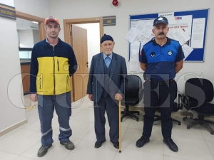 Kaldırımda bulunan altın bilezik sahibine teslim edildi Kaldırımda bulunan altın bilezik sahibine teslim edildi