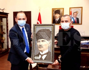 Başkan Kaçak'tan valiye anlamlı hediye Başkan Kaçak'tan valiye anlamlı hediye