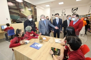 Ko� ailesi Melih Ko� ad�na �ki ayr� okula k�t�phane yapt�rd�