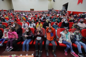Başkan amcalarından çocuklara sirk gösterili karne hediyesi Başkan amcalarından çocuklara sirk gösterili karne hediyesi