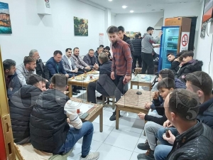 Çamaş Kaymakamı Enes Özkan teravih namazından sonra gençlerle çay sohbetinde bir araya geldi Çamaş Kaymakamı Enes Özkan teravih namazından sonra gençlerle çay sohbetinde bir araya geldi