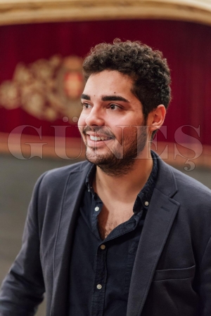 Fatsalı tenor İtalya'da operayı meydanlara taşıyor Fatsalı tenor İtalya'da operayı meydanlara taşıyor