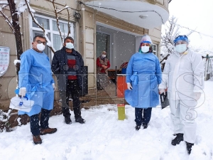 Gezici aşı ekibi kara kışa rağmen Koronavirüs aşılarını aksatmıyor Gezici aşı ekibi kara kışa rağmen Koronavirüs aşılarını aksatmıyor