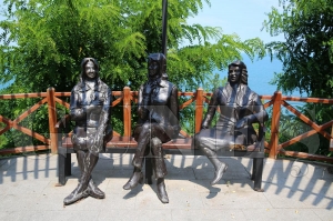 'Üç Kız' heykeli tahrip edildi