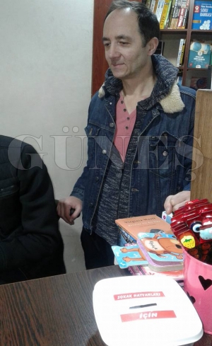 Sokak kpekleri a kalmasn diye kumbara yaptrd