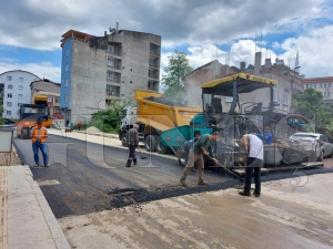 Sevgi caddesinde scak asfalt almalarnn son etab tamamland
