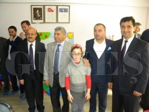 Kızılay doğal ve acil ihtiyaçlara cevap verdiği gibi sosyal projelerde de yer almaktadır Kızılay doğal ve acil ihtiyaçlara cevap verdiği gibi sosyal projelerde de yer almaktadır