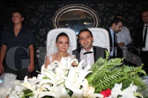 Dede ve Aydın ailerinin en mutlu günü / Nazlı ile Erdem hayatlarını birleştirdi Dede ve Aydın ailerinin en mutlu günü / Nazlı ile Erdem hayatlarını birleştirdi