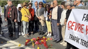 Özgür Öztürk ölümünün birinci yılında karanfillerle anıldı Özgür Öztürk ölümünün birinci yılında karanfillerle anıldı