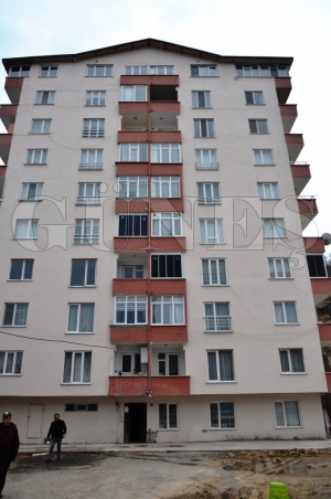 Fatsa�da 10 katl� bir apartman ��kme tehlikesine kar�� bo�alt�ld�