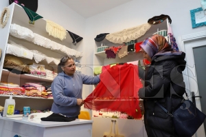 nyede yaayan Meral Mdkolu, hasta kocas ve niversite okuyan kznn ihtiyalarn ne oyas rnleri satarak karlyor