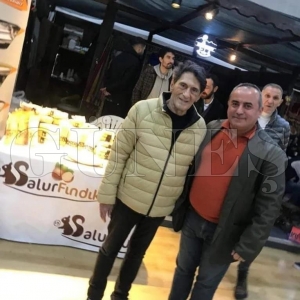 Pop müzik sanatçısı Selçuk Ural, Salur fındık standını ziyaret etti Pop müzik sanatçısı Selçuk Ural, Salur fındık standını ziyaret etti