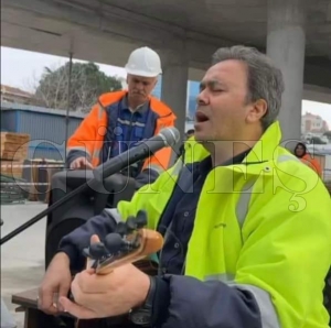 Türkülerin Efendisi olmak kolay değil… Sazını kaptığı gibi şantiyeye gitti Türkülerin Efendisi olmak kolay değil… Sazını kaptığı gibi şantiyeye gitti