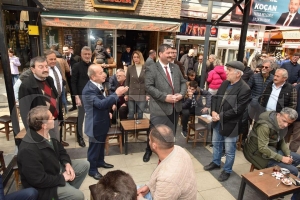 Zekai Sana, coşkulu kalabalık tarafından yoğun sevgi seliyle karşılandı! Zekai Sana, coşkulu kalabalık tarafından yoğun sevgi seliyle karşılandı!