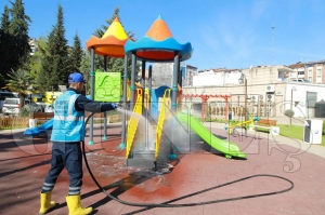 Temizlik ekipleri çocuk parklarına büyük önem veriyor Temizlik ekipleri çocuk parklarına büyük önem veriyor
