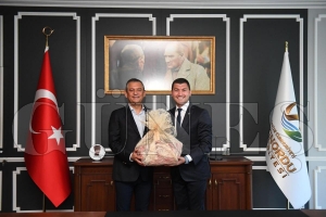 CHP lideri Özgür Özel, Altınordu Belediyesi’nde konuştu: “Açıklanan fındık fiyatı düpedüz Karadeniz’e ihanettir” CHP lideri Özgür Özel, Altınordu Belediyesi’nde konuştu: “Açıklanan fındık fiyatı düpedüz Karadeniz’e ihanettir”