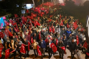 Binler Cumhuriyet için yürüdü Binler Cumhuriyet için yürüdü