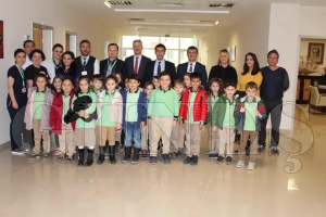 Biriktirdikleri harçlıklarını hasta yatan arkadaşlarına hediye aldılar Biriktirdikleri harçlıklarını hasta yatan arkadaşlarına hediye aldılar