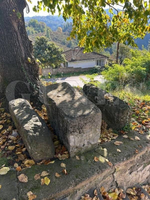 Roma Dönemi’ne ait yaklaşık 1800 yıllık mil taşını bilmeden oturak olarak kullanılmış Roma Dönemi’ne ait yaklaşık 1800 yıllık mil taşını bilmeden oturak olarak kullanılmış